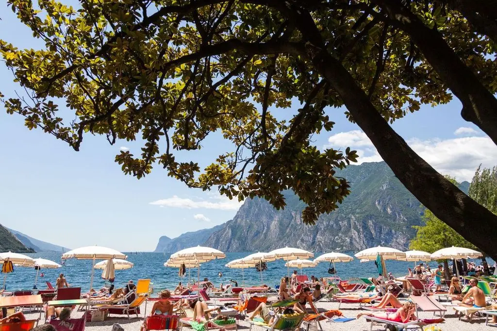 Stessa spiaggia, stesso lago: il brivido di bagnarsi nell'acqua dolce