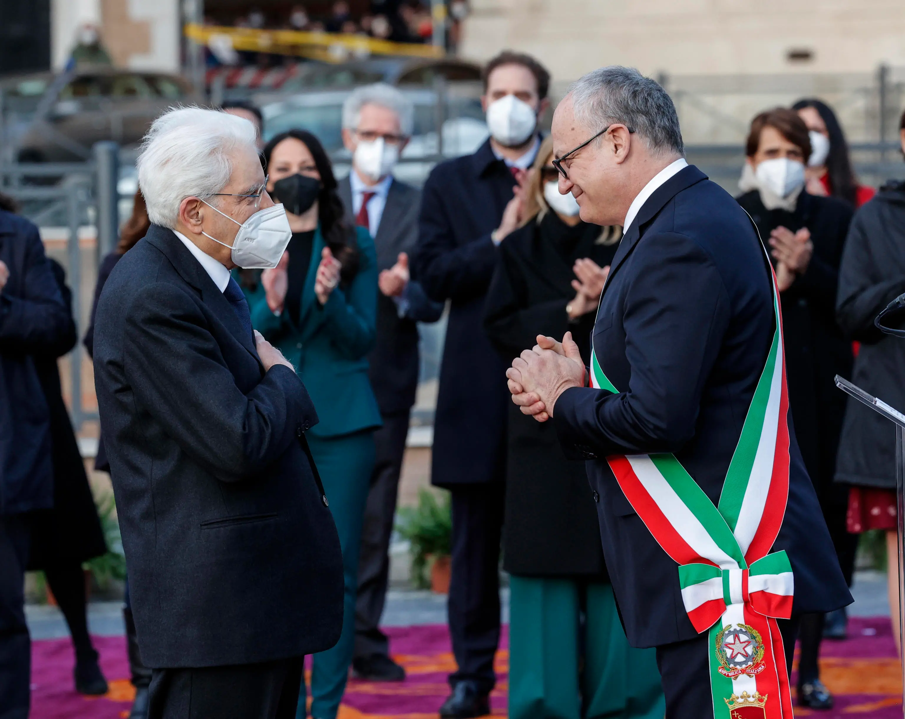 Roma, giuramento Mattarella. La Capitale saluta il presidente bis: frecce tricolori