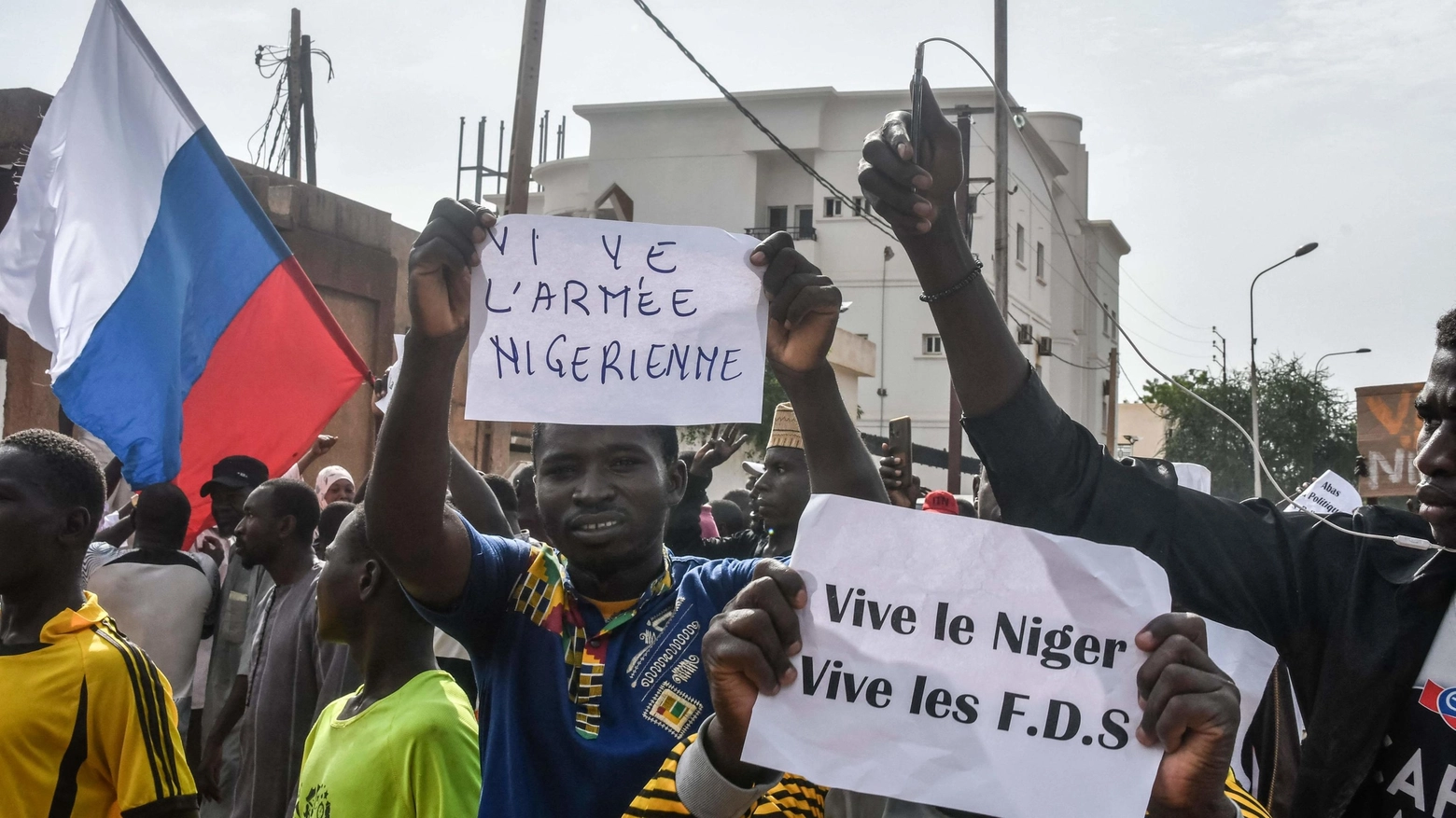 Niger, manifestanti davanti all'ambasciata francese con la bandiera della Russia (Ansa)