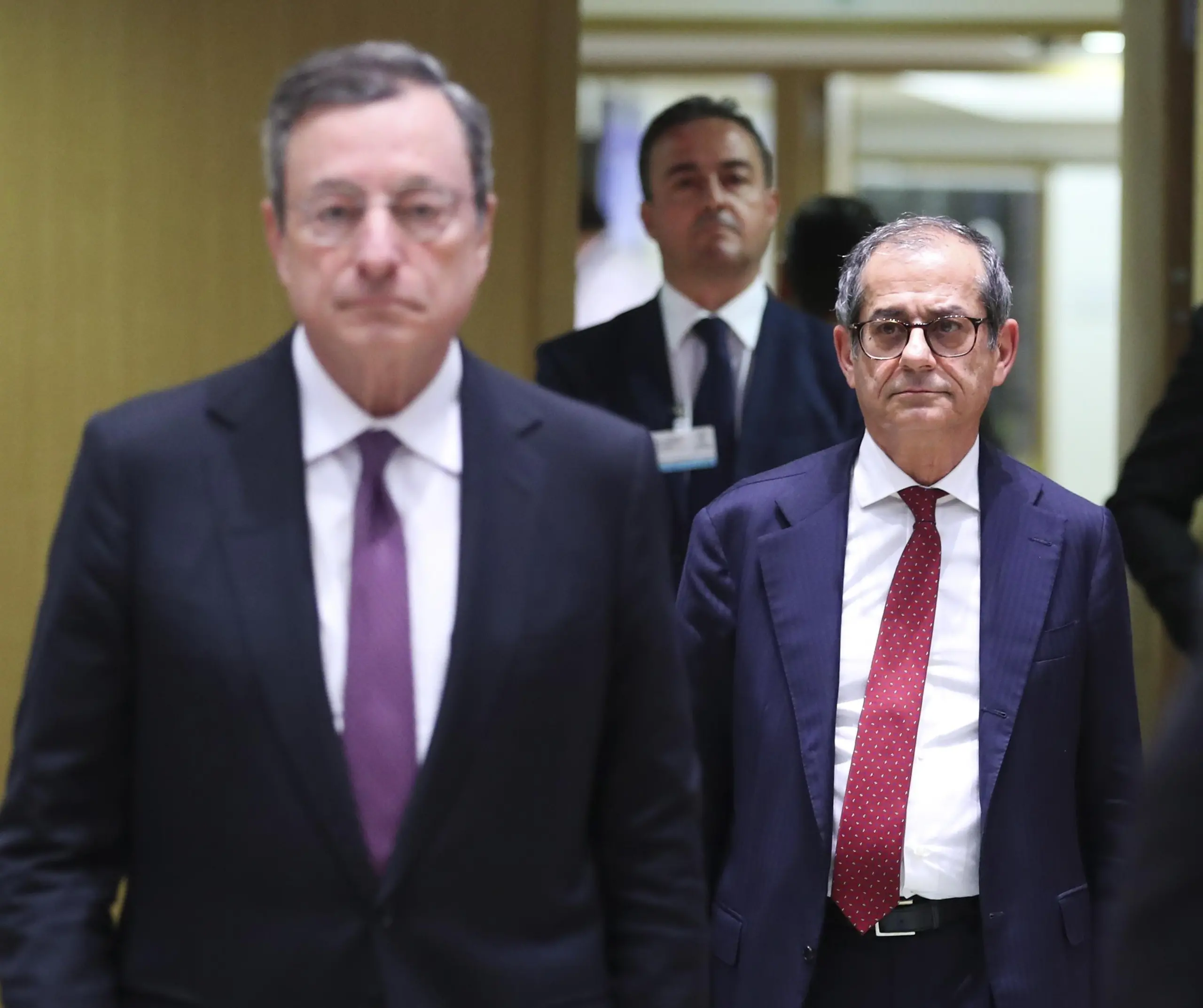 Draghi frena sul rialzo dei tassi. "Spread sale se si mettono in discussione regole Ue"