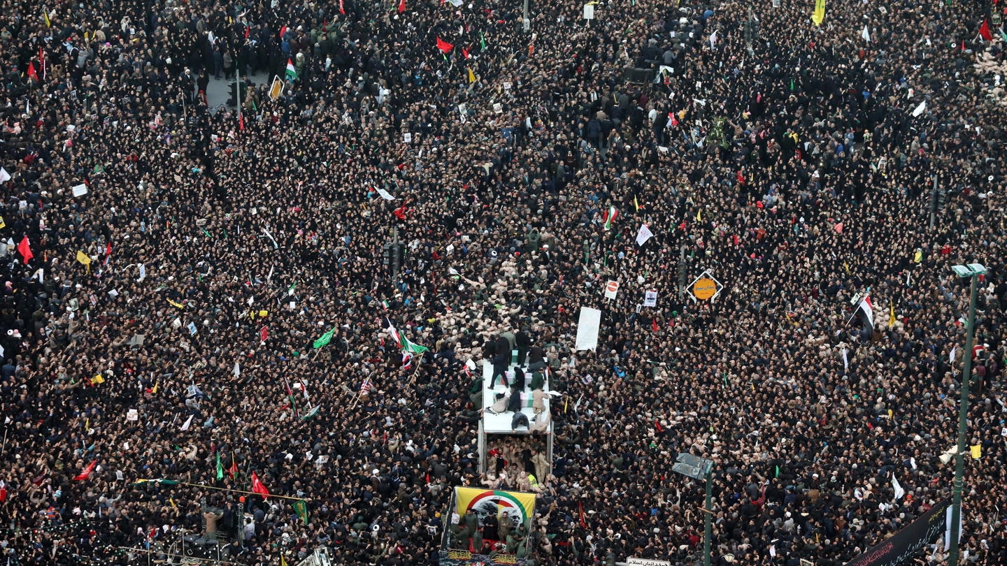 Folla in onore del generale Soleimani a Mashhad (Ansa)