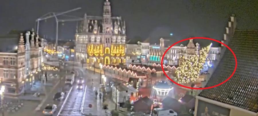 Belgio Albero Di Natale Alto Metri Si Schianta Sulla Piazza Il