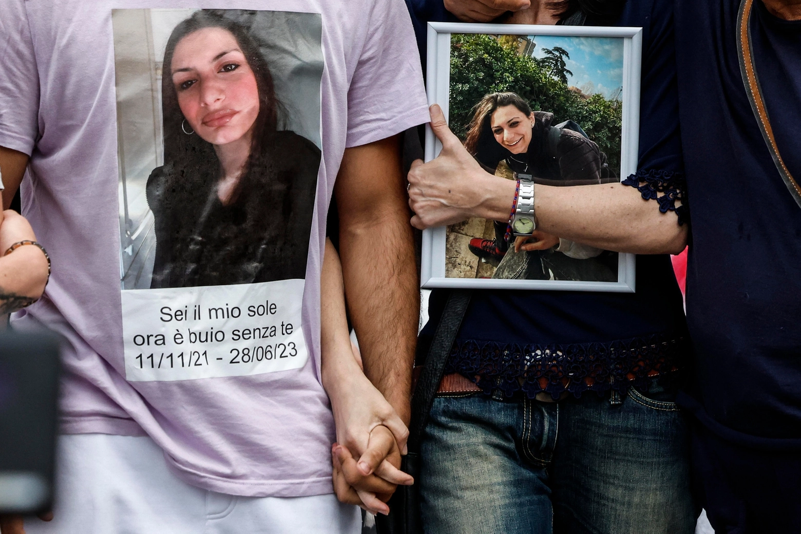Il fidanzato di Michelle Causo (a destra) durante la fiaccolata organizzata da amici e parenti di Michelle Causo - Foto Ansa