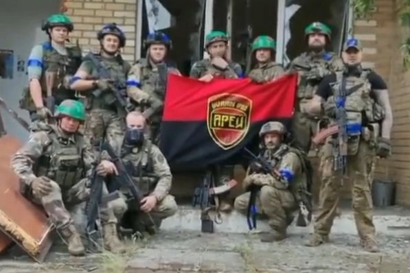 Soldati ucraini a Neskuchne, appena riconquistata