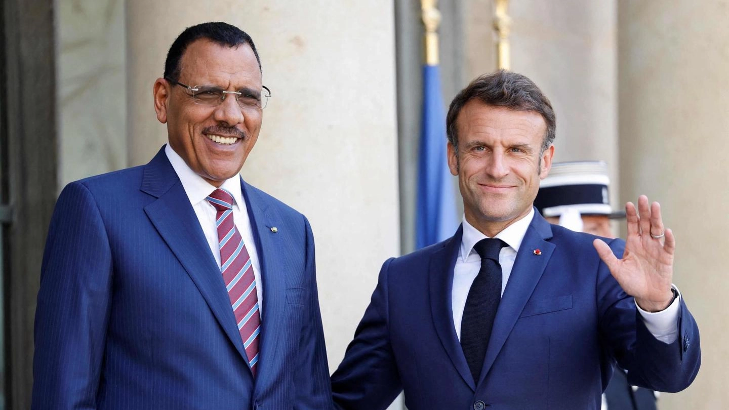 Mohamed Bazoum, il presidente del Niger deposto dai golpisti, con Emmanuel Macron