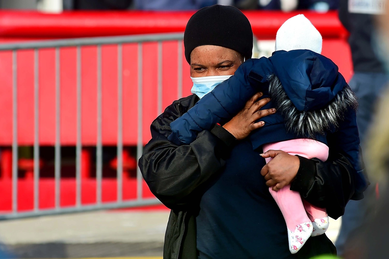 Migranti all'arrivo in un porto italiano