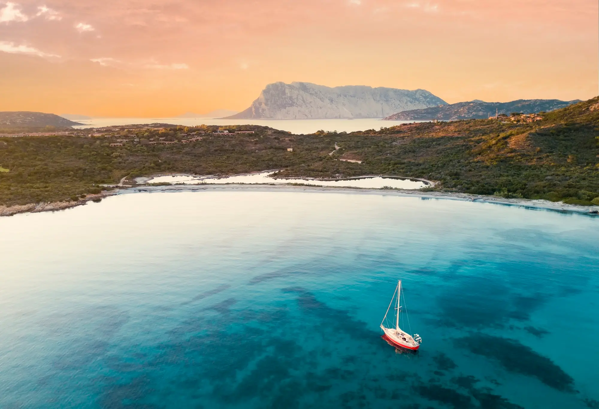 Un gioiello sulla Costa Rossa. L’incanto dell’Hotel Marinedda tra relax e un mare da favola