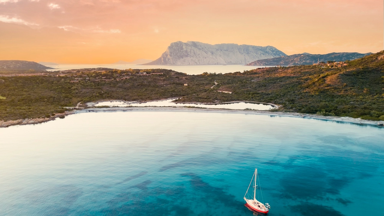 Un gioiello sulla Costa Rossa. L’incanto dell’Hotel Marinedda tra relax e un mare da favola