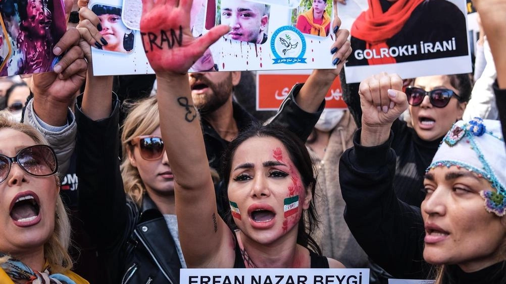 Iraniani manifestano con le foto di Mahsa Amini fuori dal consolato a Istanbul