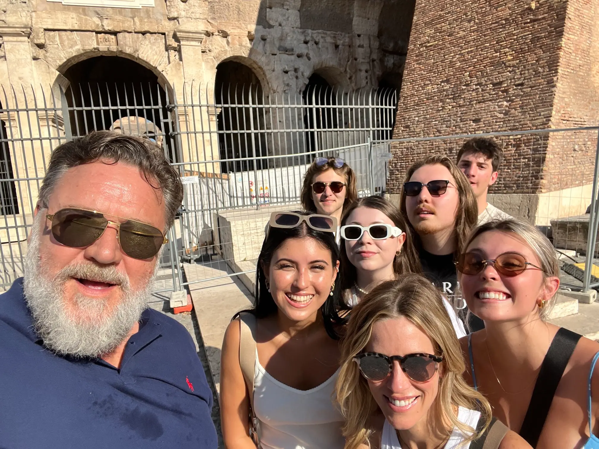 Roma, Russell Crowe al Colosseo. Su Twitter scrive: Vado a visitare il mio vecchio ufficio