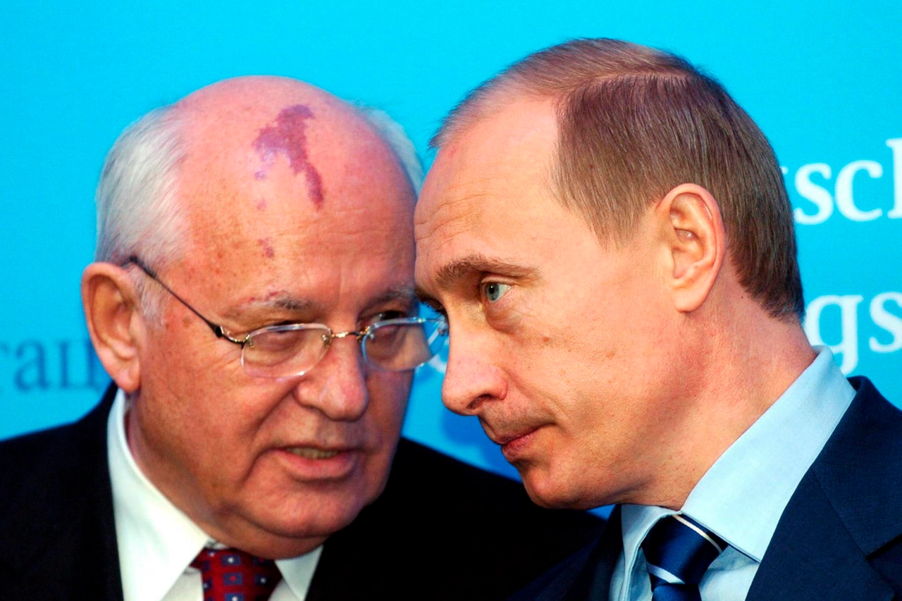 Vladimir Putin con Mikhail Gorbaciov (Ansa)