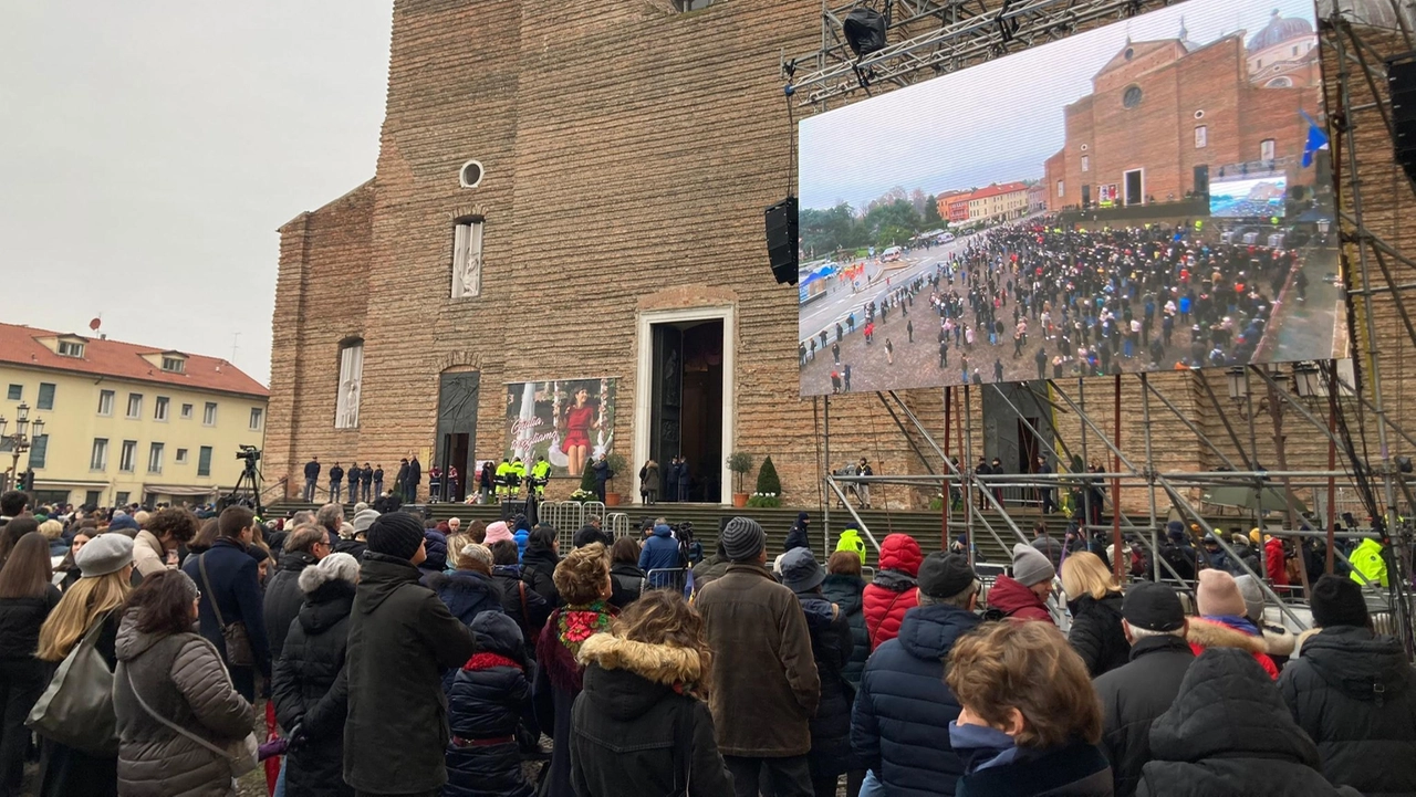 Folla di persone ai funerali di Giulia Cecchettin