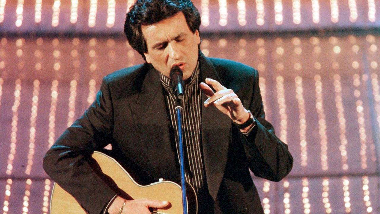 Toto Cutugno sul palco di Sanremo nel 1997 (Ansa)