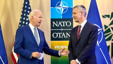 Vertice a Vilnius, Stoltenberg: “Nato pronta a schierare 300mila soldati di intervento rapido”. Medvedev: “Così si avvicina terza guerra mondiale”