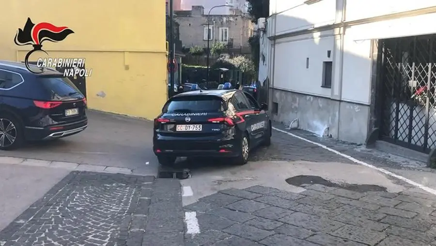 Napoli, spari dal suv davanti al centro scommesse: ferito un 28enne