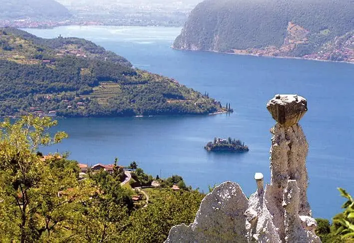 Zone, sul lago d'Iseo per vedere le piramidi