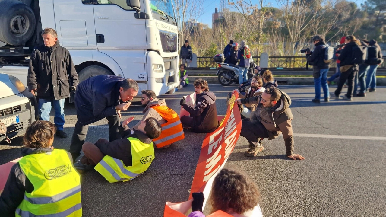 Blitz di Ultima Generazione a Roma: bloccata via Salaria, tensioni con gli automobilisti