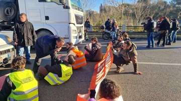 Roma, un altro blitz di Ultima Generazione blocca la Salaria: insulti, calci e sputi da alcuni automobilisti fermi nel traffico