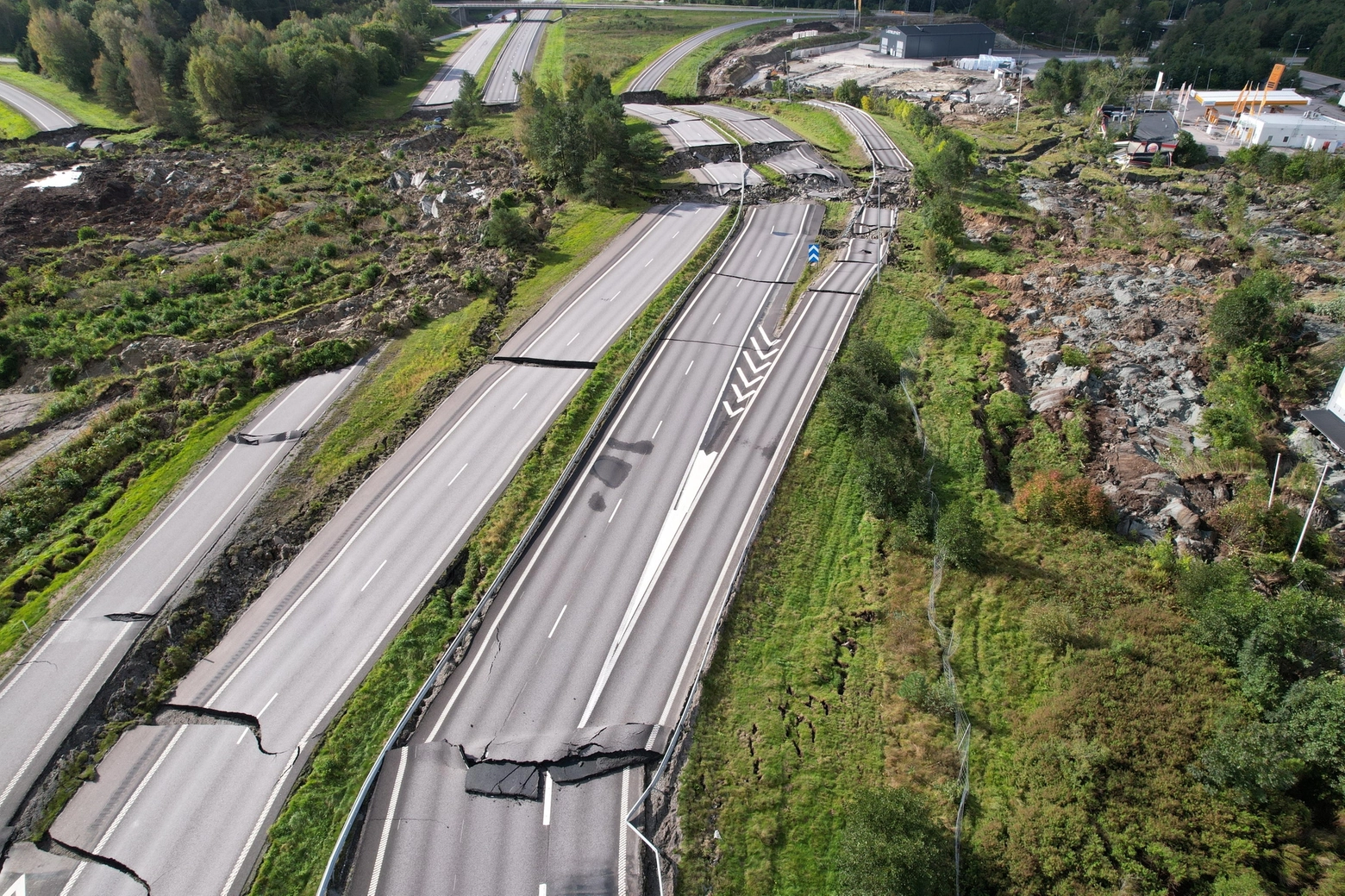 Svezia, una frana sposta l'autostrada di 50 metri e apre una voragine di 5 metri di profondità