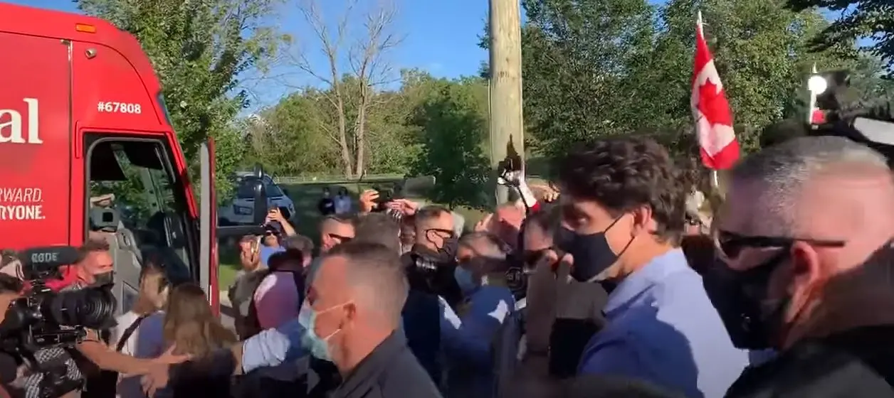 Trudeau colpito da piccole pietre durante una protesta in Canada: il video