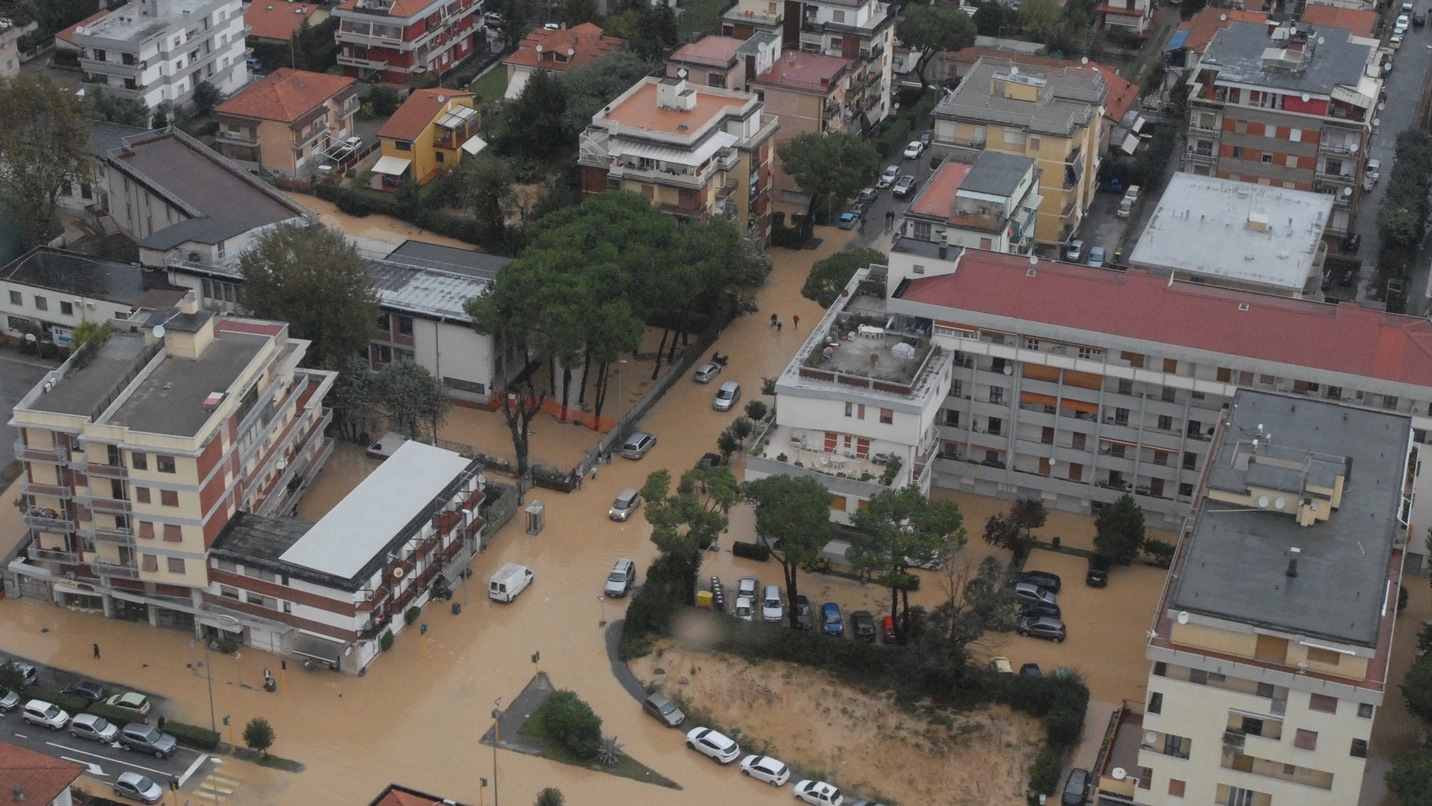 Una eloquente immagine del disastro causato ad Avenza e a Marina di Carrara dall’alluvione del 5 novembre