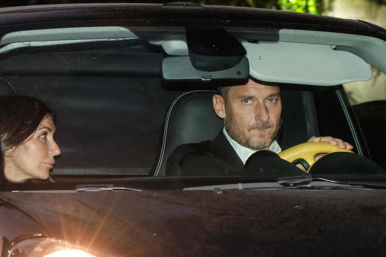 Totti lascia il tribunale civile (Ansa)