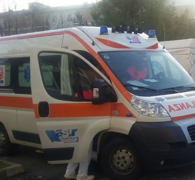 Incidente Bari, auto si schianta contro un bus. Giovani le vittime