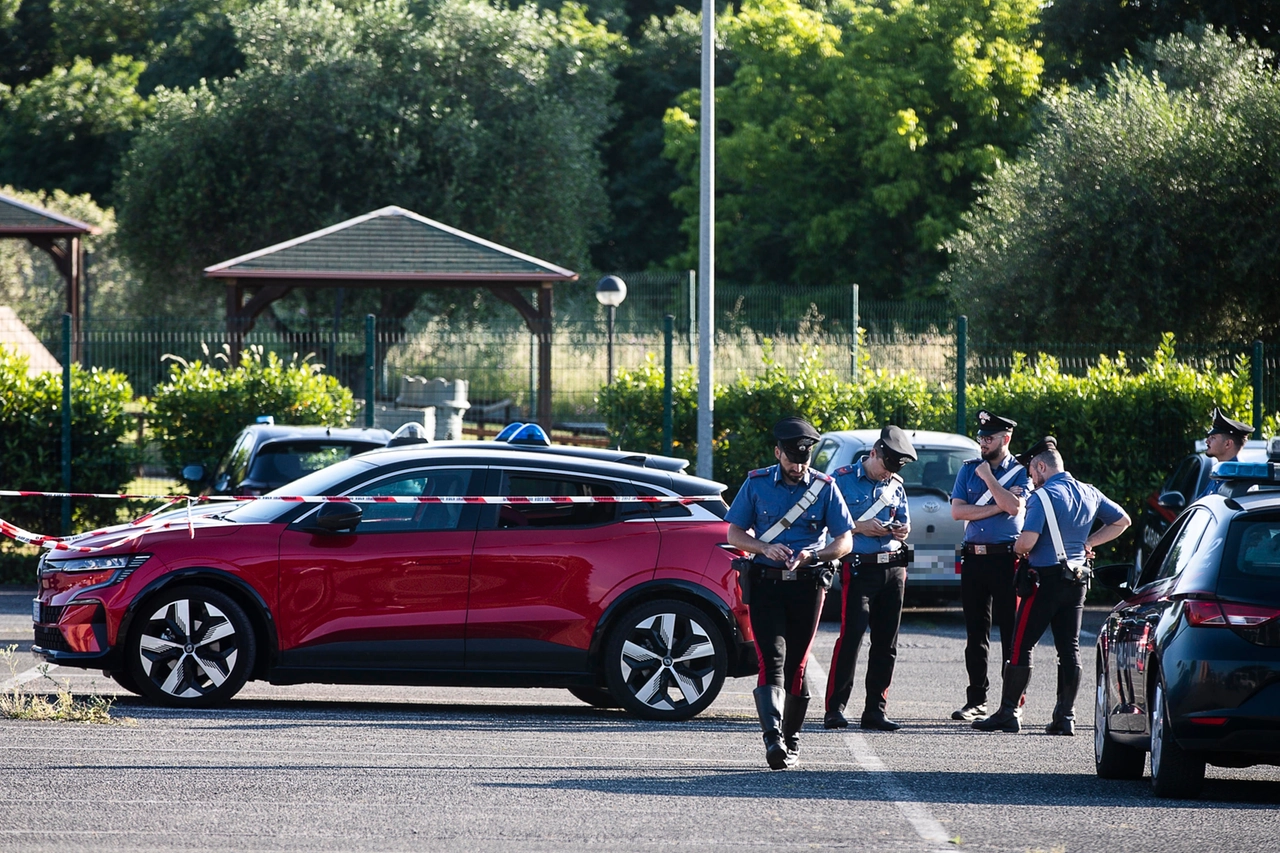 Roma, i carabinieri vicino all'auto dove è stata trovata morta la bimba (Ansa)