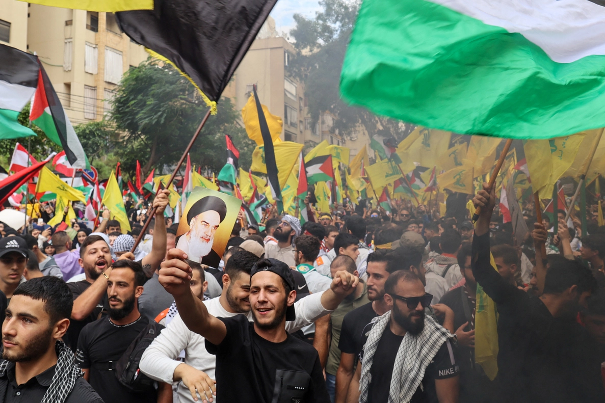 Beirut, manifestazione organizzata da Hezbollah dopo la strage dell’ospedale di Gaza