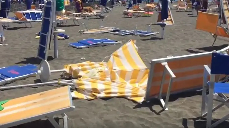 Maltempo, a Ostia tromba d'aria in spiaggia. Nubifragio a Scilla