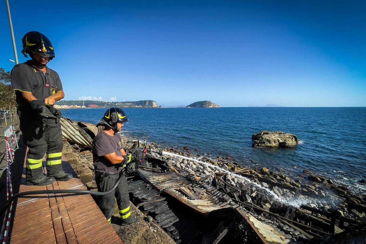 Vigili del Fuoco al lavoro in via Napoli a Pozzuoli, per un incendio al Lido La Pietra