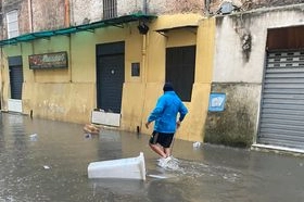 Forti piogge a Napoli (Dire)