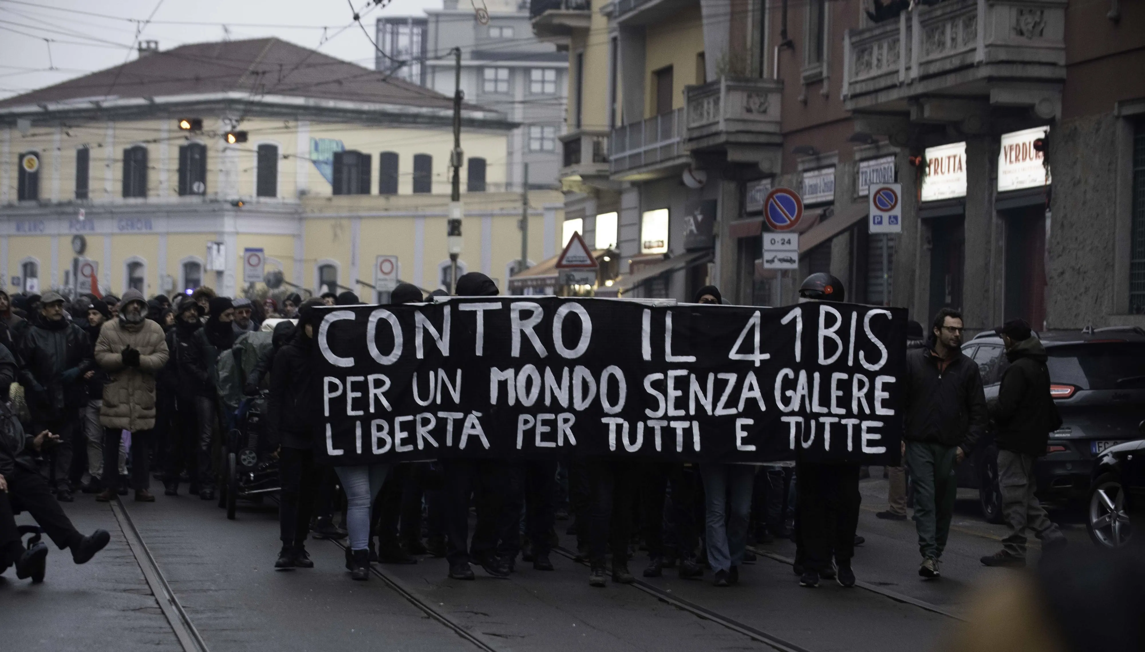 Volantino di minacce anarchici: "Manager sarà colpito a morte davanti a famiglia"