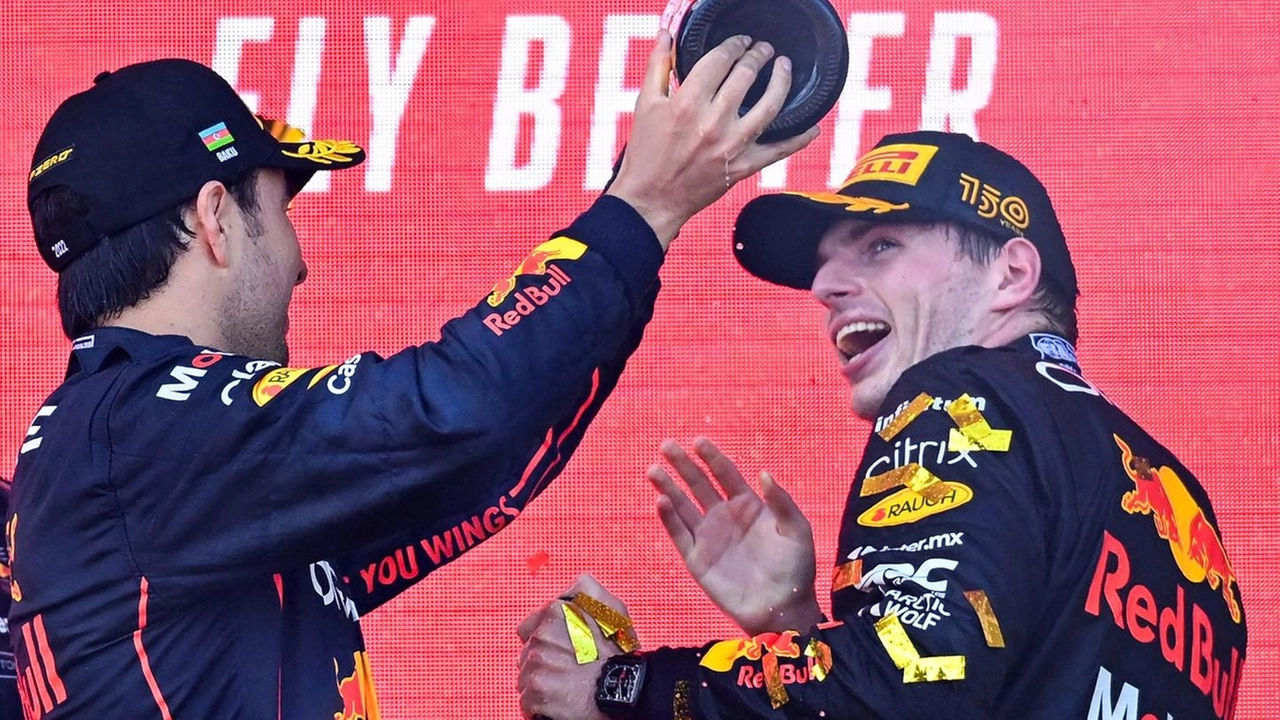 Verstappen e Perez festeggiano la vittoria al Gp di Azerbaijan (Ansa)