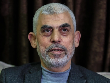 Chi è Sinwar, il capo di Hamas che sfida Israele. “Vado a casa a piedi, venite a uccidermi”, disse nel 2021 in diretta tv. Ma l’attentato non ci fu