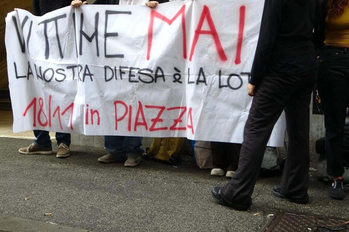 Lo slogan del collettivo Osa al liceo Albertini di Roma 