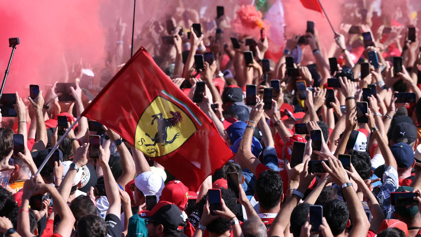 Monza, i tifosi della Ferrari sotto al podio (Ansa)