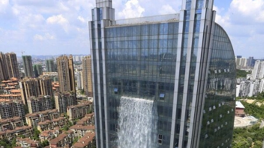 La cascata artificiale di un grattacielo in Cina (Facebook)