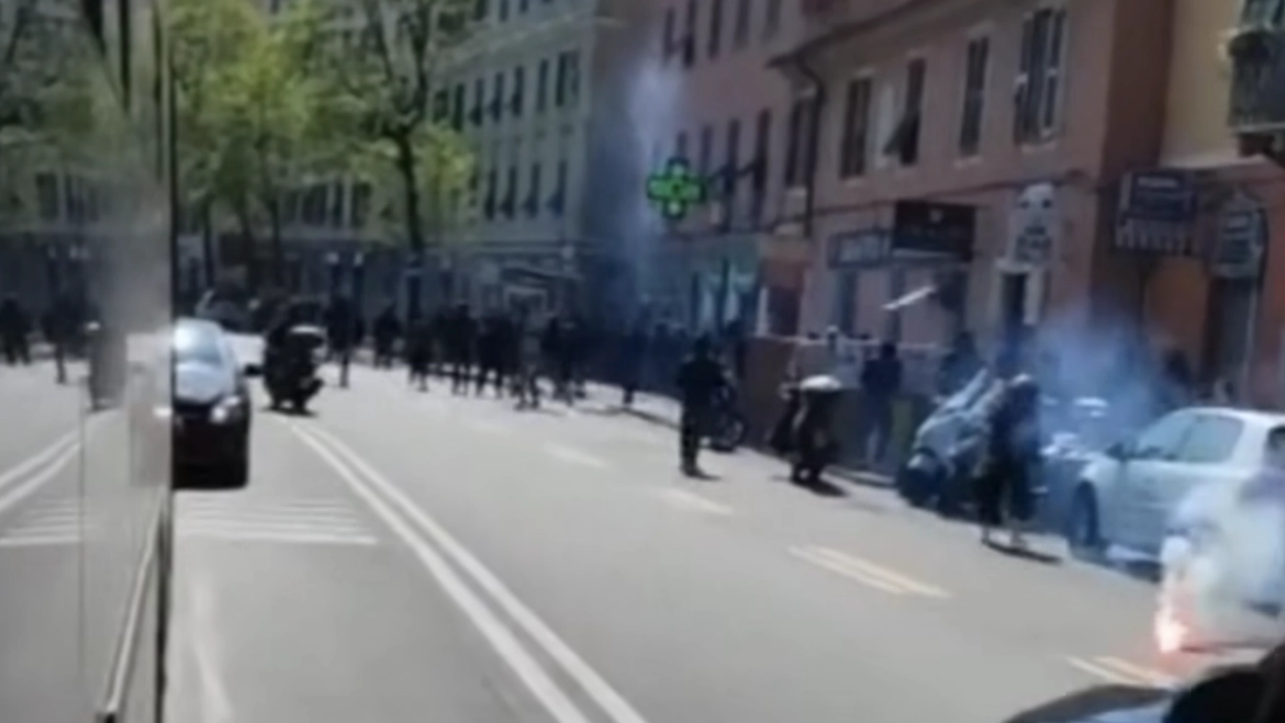 Uno screen di un video degli scontri a Genova fra ultras della Sampdoria e della Cremonese