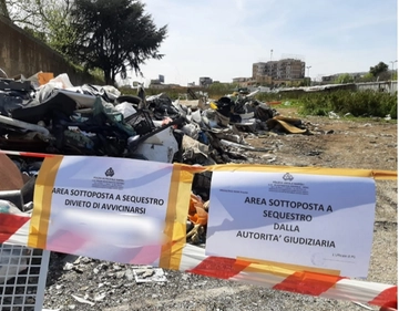 Napoli, amianto e rifiuti speciali sversati al centro di accoglienza comunale: tre denunce