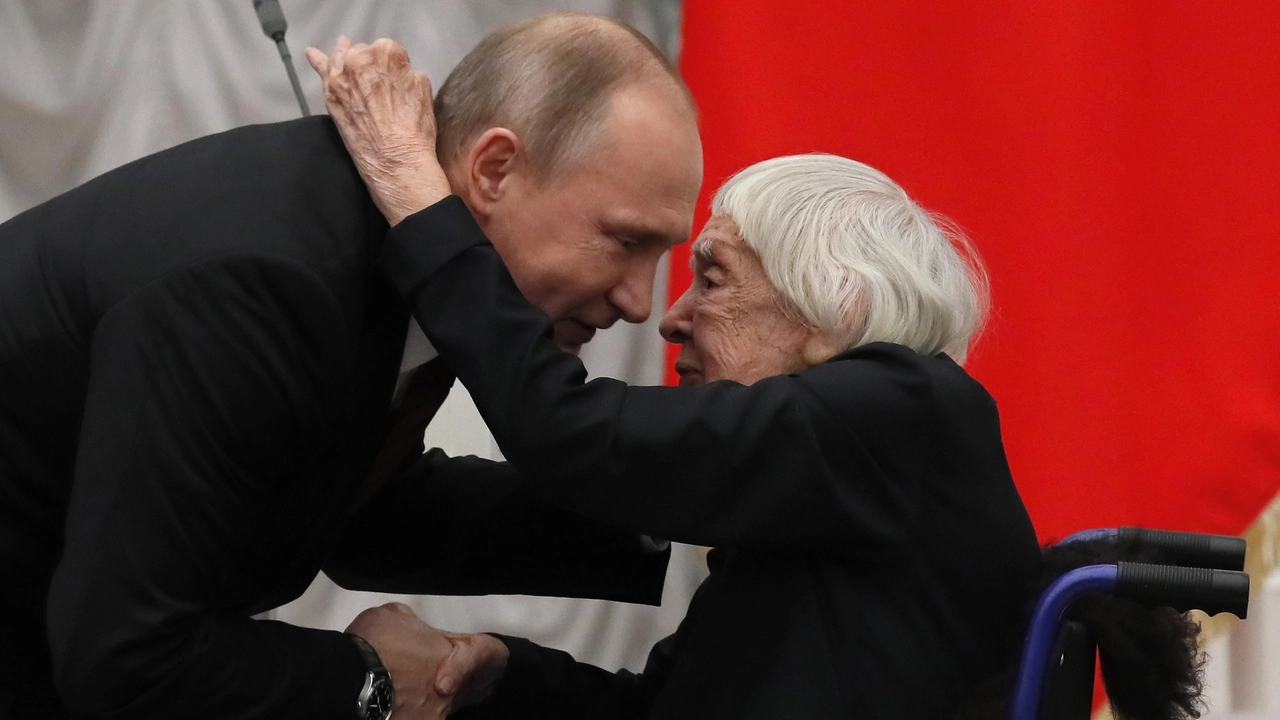 Putin con Lyudmila Alexeyeva nel dicembre scorso (Ansa)