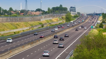 Vacanze 2023: aumentano i prezzi dei treni e degli aerei, torna a convenire l'auto