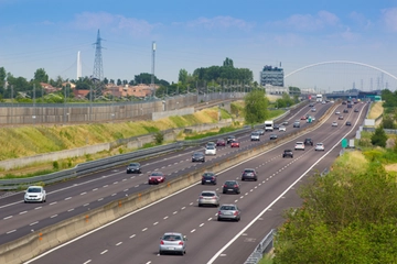 Vacanze 2023: aumentano i prezzi dei treni e degli aerei, torna a convenire l'auto