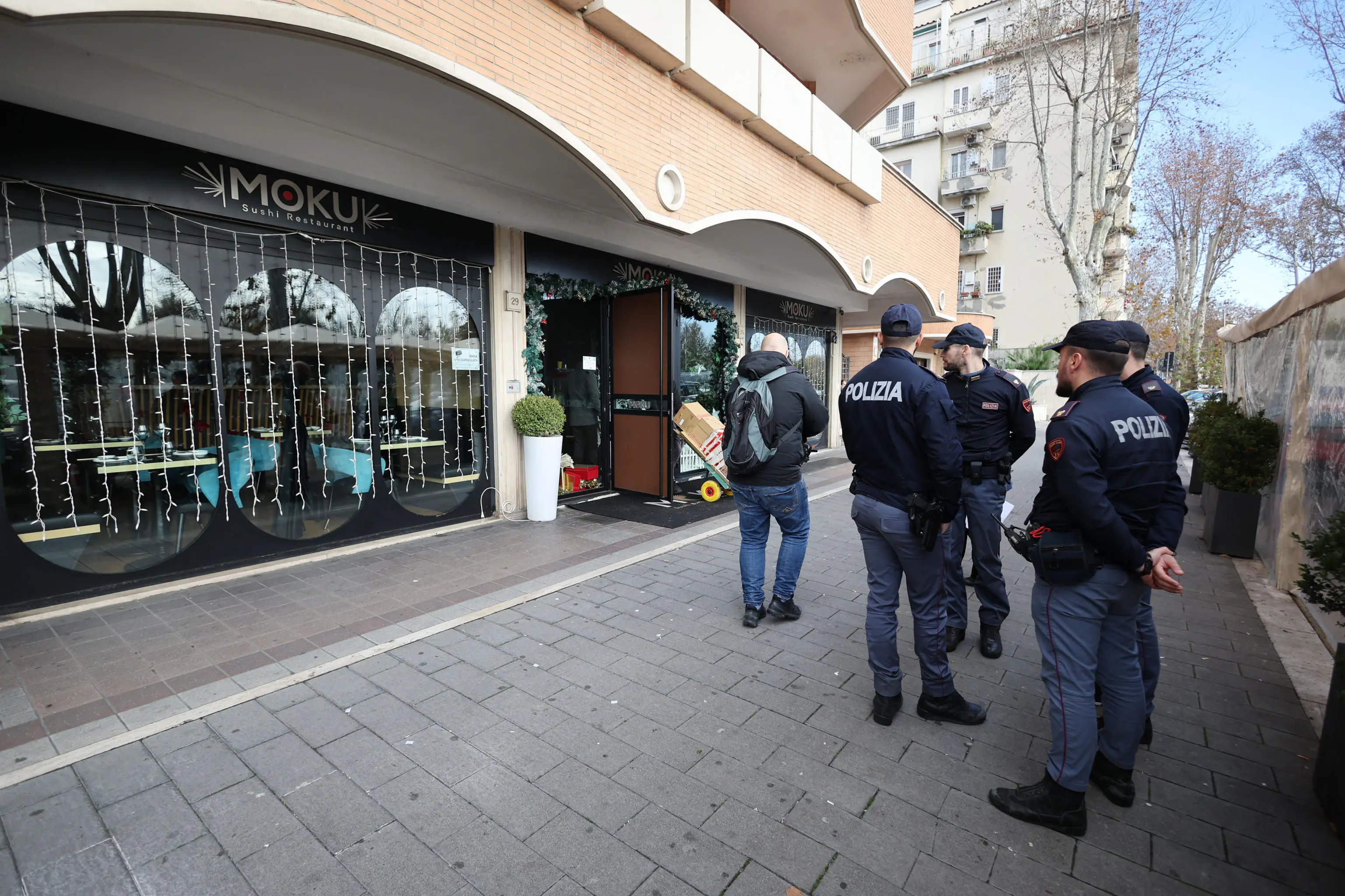 Roma, spara contro la ex fuori dal ristorante: arrestati ex compagno ed un complice