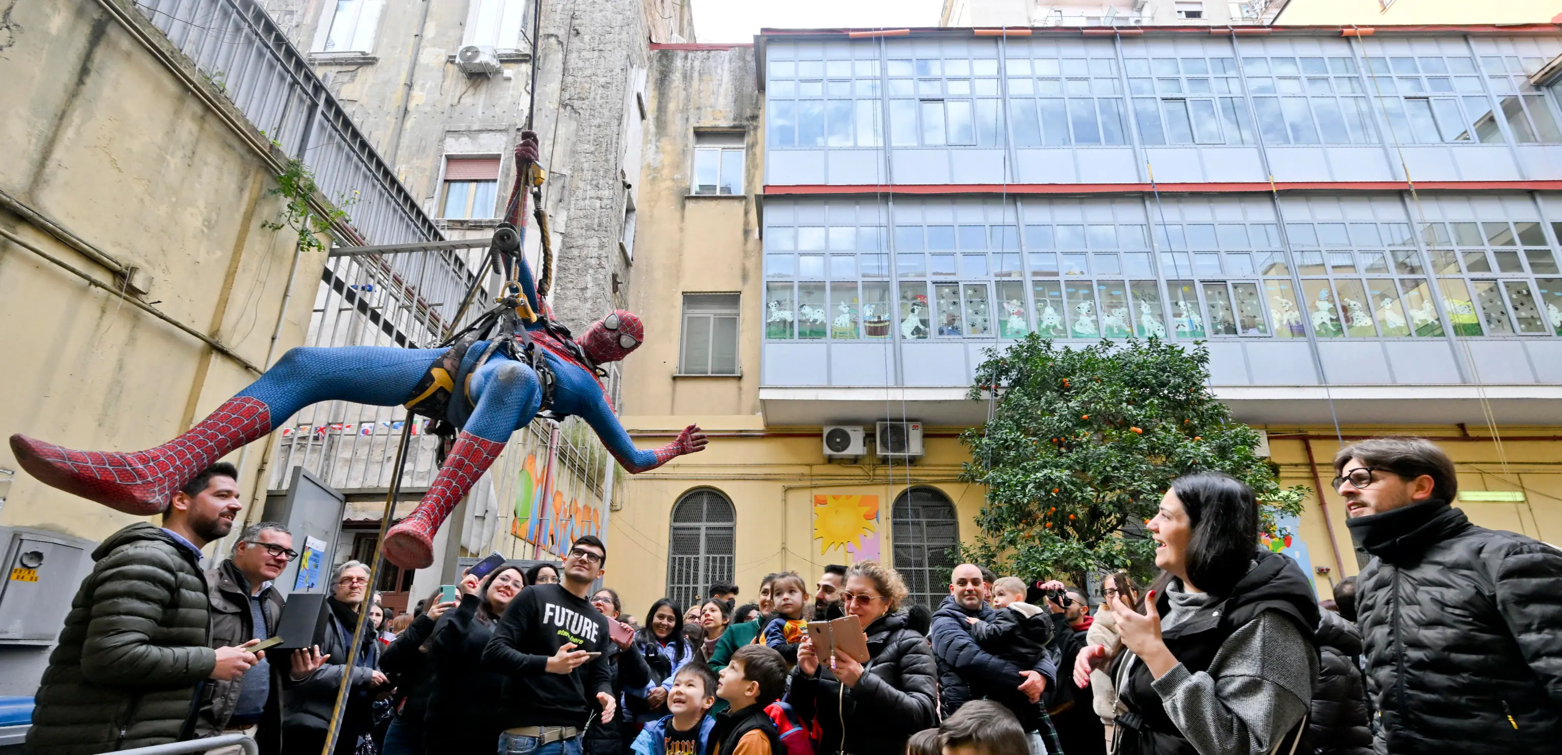 Napoli, supereroi acrobatici insegnano la legalità ai bambini nel nome di Annalisa Durante