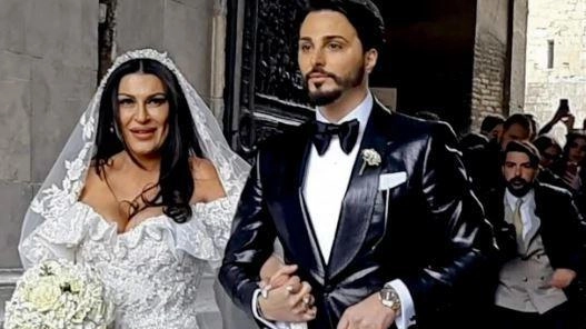 Tony Colombo e la moglie Tina Rispoli il giorno delle nozze nel 2019 (foto d'archivio)