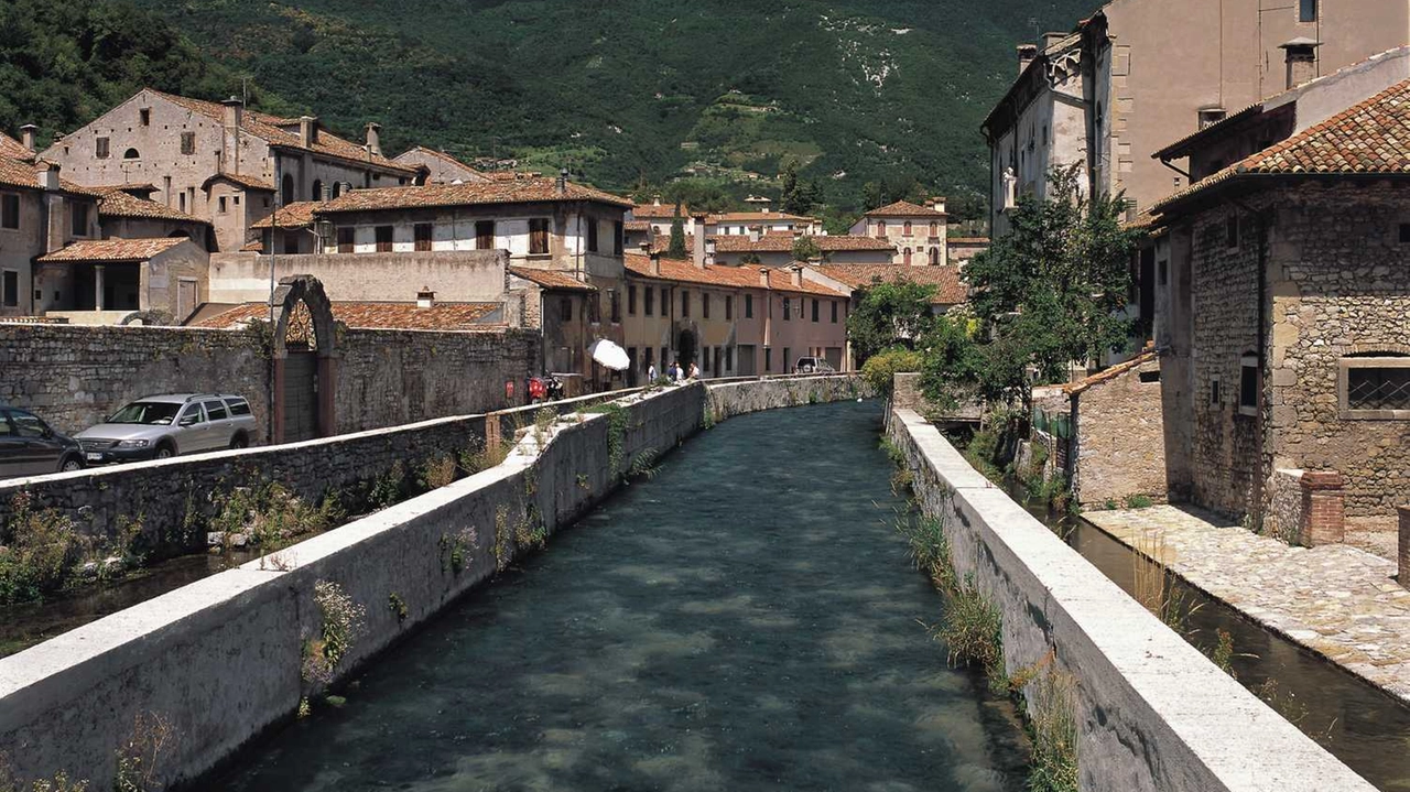 Viaggio nei territori tra Venezia e le Dolomiti, attraversati da Piave, Meschio e Livenza. A margine dei grandi circuiti turistici, si scoprono località ricche di storia e sorprendente fascino