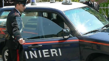 Napoli, colpisce con un crick uomo che minaccia nipote: arrestato