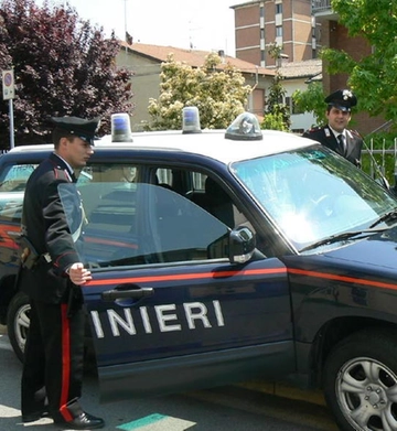 Napoli, colpisce con un crick uomo che minaccia nipote: arrestato