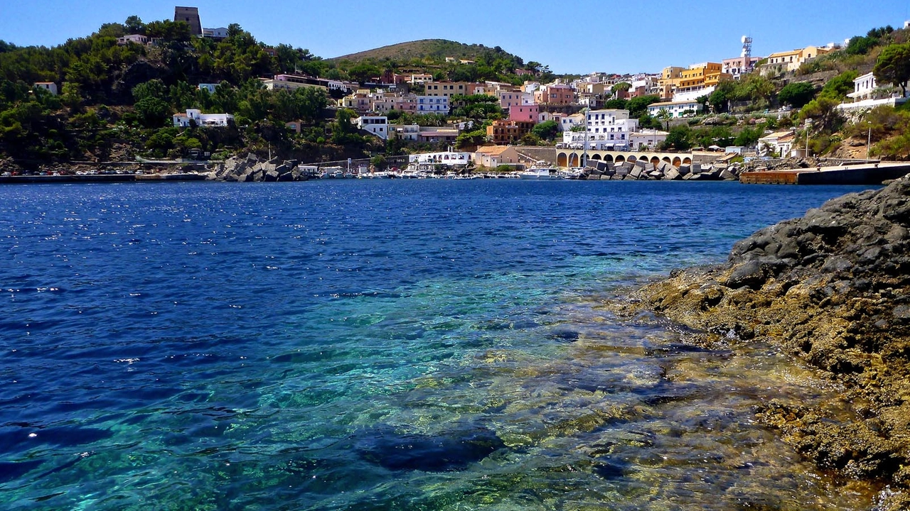 Ustica sopra e sotto il mare